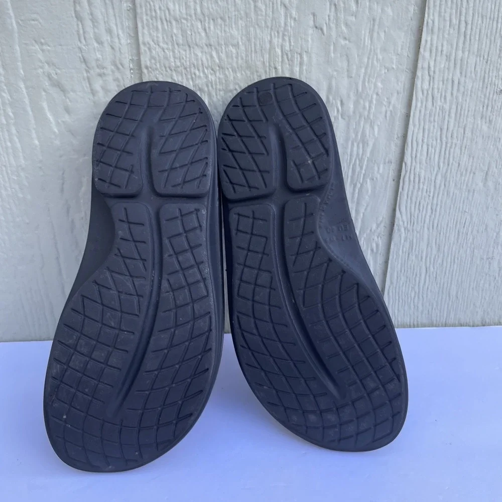 OOFOS OOAHH Luxe Slides US Size Mens 7 Womens 9 Gold Metallic Recovery Limited